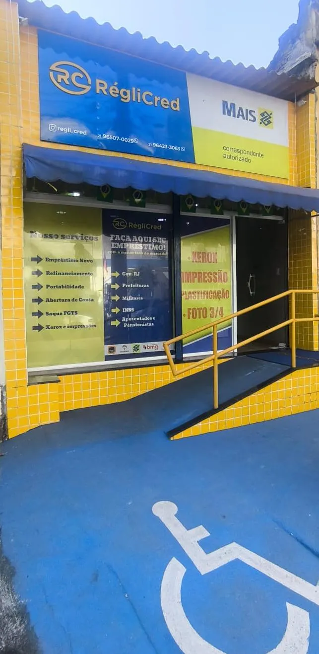 Rampa de acessibilidade e demarcação de cadeirantes na entrada da RégliCred em São Cristóvão, Rio de Janeiro